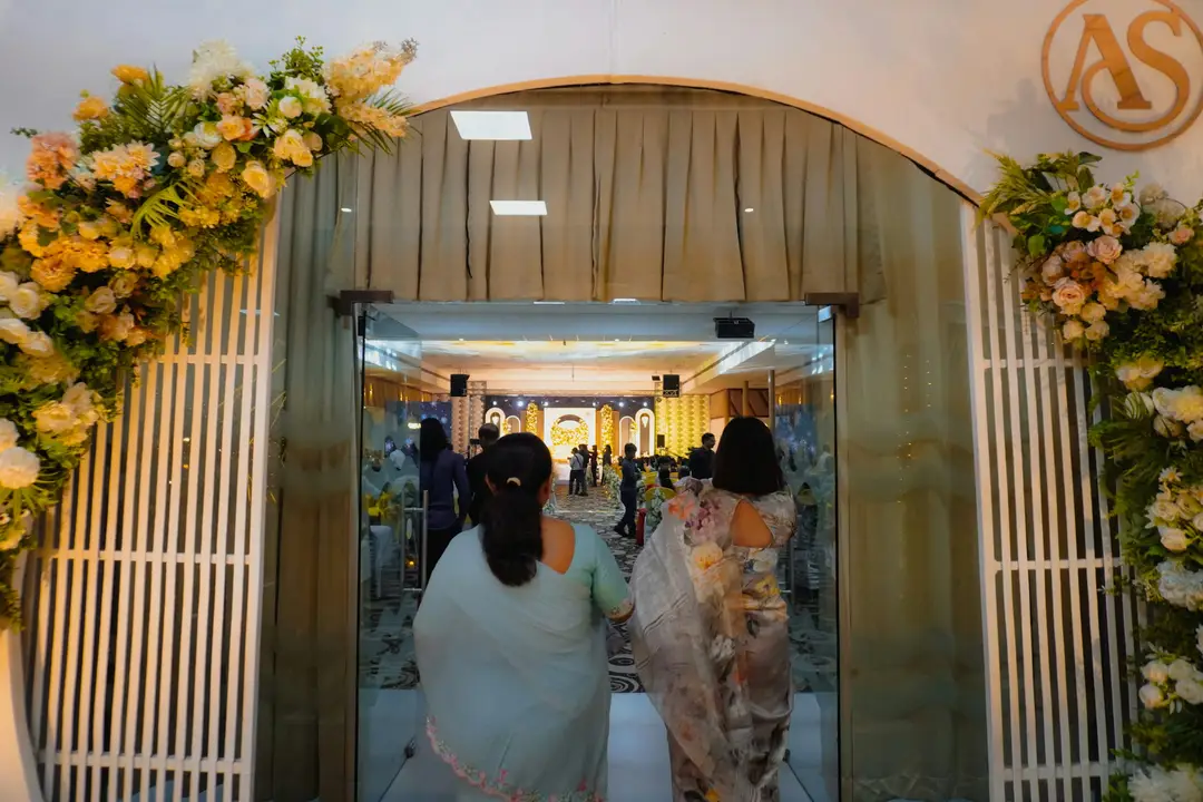 Entrance — décor detail